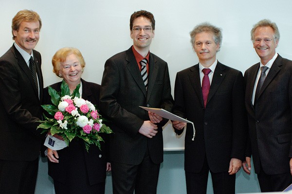 f.l. DGK-President Prof. Dr. Dr. h.c. Gerd Heusch, Ursula Ida Lapp, award recipient Dr. Rory R. Koenen, Congress-President Prof. Dr. Helmut Drexler and Siegbert Lapp. f.l. DGK-President Prof. Dr. Dr. h.c. Gerd Heusch, Ursula Ida Lapp, award recipient Dr. Rory R. Koenen, Congress-President Prof. Dr. Helmut Drexler and Siegbert Lapp.